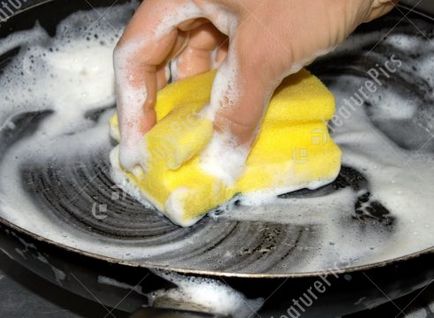 Cum să curățați o tigaie de prăjit neacoperită