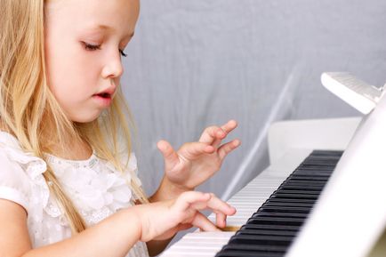 Cum să pregătești un copil pentru a juca 8 exerciții de pian