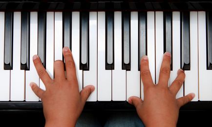 Як підготувати дитину до гри на фортепіано 8 вправ