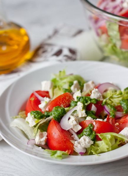 Cum sa preparati salata de tomate cu feta si dressing de busuioc - o reteta dovedita pas cu pas