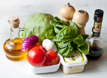 Як приготувати салат з помідорів з фетою і базиліковим заправкою - перевірений покроковий рецепт з