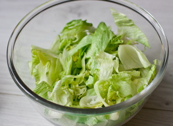 Cum sa preparati salata de tomate cu feta si dressing de busuioc - o reteta dovedita pas cu pas