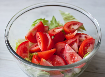Як приготувати салат з помідорів з фетою і базиліковим заправкою - перевірений покроковий рецепт з