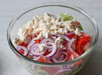 Cum sa preparati salata de tomate cu feta si dressing de busuioc - o reteta dovedita pas cu pas