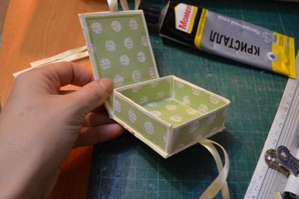 Cum de a face o cutie pentru stocarea flash drive un box-scrapbooking