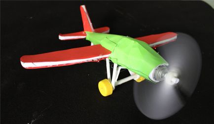 Як зробити літак з мотором з паперу