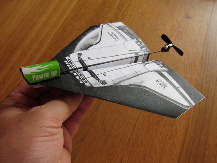 Як зробити літак з мотором з паперу