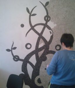 Як створювати малюнки рідкими шпалерами на стіні