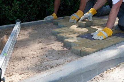 Cum să așezați pe placa de beton nisip, plăci din Italia