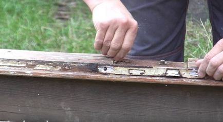 Cum să restabilești o ușă veche cu mâinile tale într-o casă din lemn