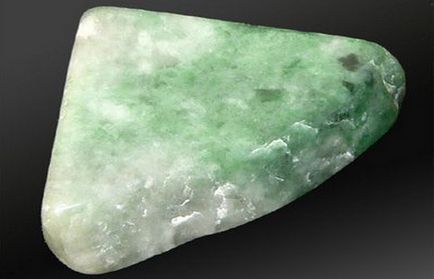 Proprietăți de piatră jadeită și fotografie în descrierea mineralelor, depozite și domeniu de aplicare