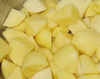Картопля з салом в «рукаві»