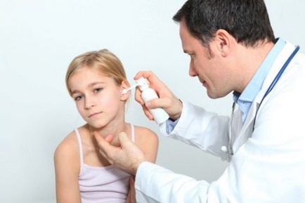 Комаровський у дитини болить вухо - що робити в домашніх умовах
