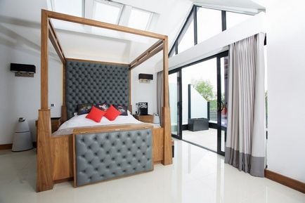 Шкіряні ліжка в інтер'єрі спальні, красивий дизайн зі стразами і іншими вставками, оббивка спинки