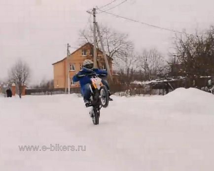 Kereszt pit bike csinál egykerekű