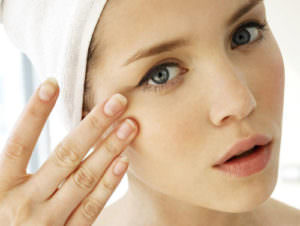 Cea mai bună îngrijire a pielii în jurul ochilor la domiciliu - remedii și recenzii gata făcute și acasă