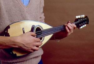 Mandolin - un instrument muzical din Italia, enciclopedia de ghimpe