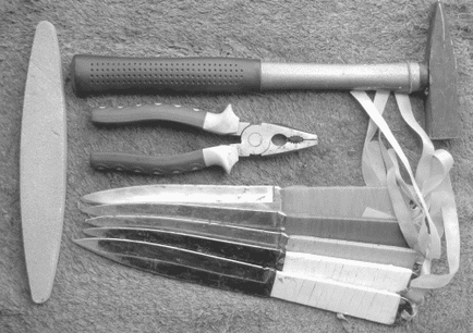 Aruncarea unui cuțit de luptă - școala luptei cu cuțitele