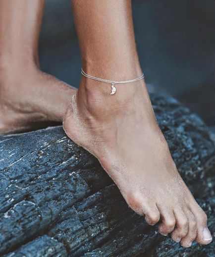 Модні браслети на ногу з золота, срібла або бісеру, красиві кільця і ​​ланцюжки з підвісками