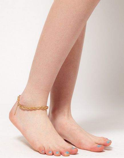 Bratari la modă pe picioare de aur, argint sau margele, inele frumoase și lanțuri cu pandantive