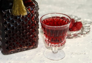 Infúzió, tinktúra és likőr málna vodka, brandy alkohol, vagy az otthoni főzés recept (málna brandy likőr vodka alkohol brandy likőr recept) Infúzió, tinktúra és likőr málna vodka, alkohol vagy konyak recept otthon