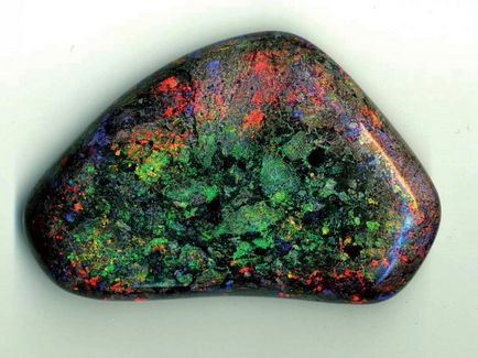 Незвичайні властивості каменю опал
