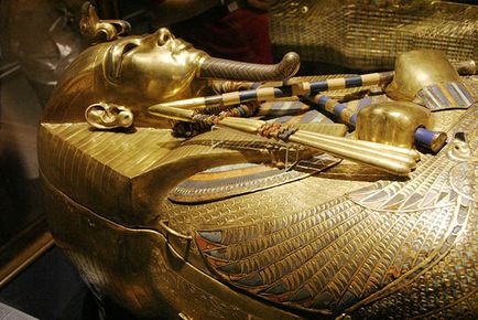 Новий погляд на давню історію Єгипту і символи маски Тутанхамона