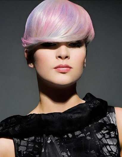 Culoare în culoarea roz-crimson pe materiale foto scurte pentru păr
