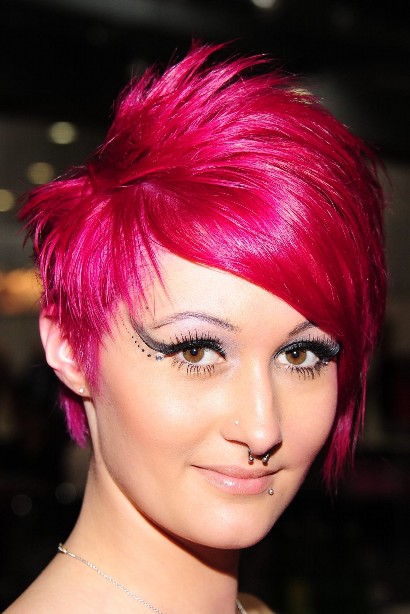 Culoare în culoarea roz-crimson pe materiale foto scurte pentru păr