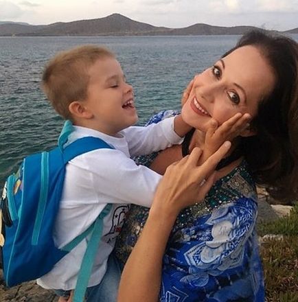 Olga Kabo megmutatta mozgó képek és videó egy négy felnőtt fia és lánya (fotó) Olga Kabo mutatott mozgó képek és videó egy négy felnőtt fia és lánya