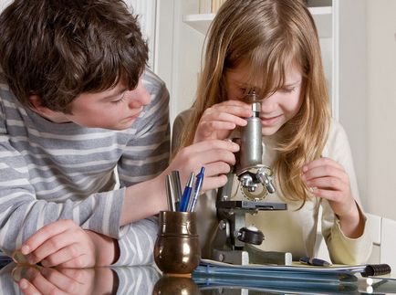 Experimente cu microscop digital pentru copii