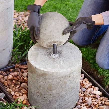 Оригінальна ідея для дачі фонтан у формі кулі з бетону