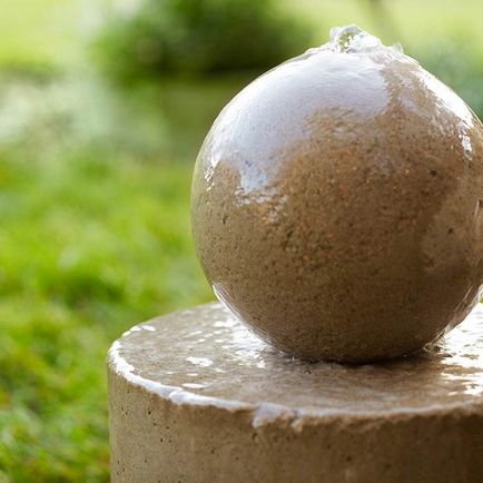 Ideea originala de a da o fantana sub forma unei mingi de beton