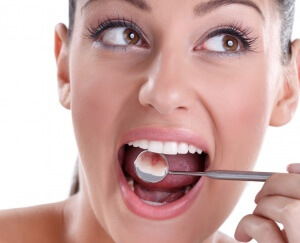 Відбілювання зубів перекисом водню в домашніх умовах що потрібно знати