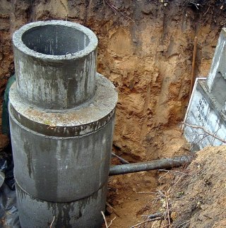 Rezervorul septic care se deplasează este realizat în mod corespunzător cu preaplin și din inele de beton prin propriile mâini,