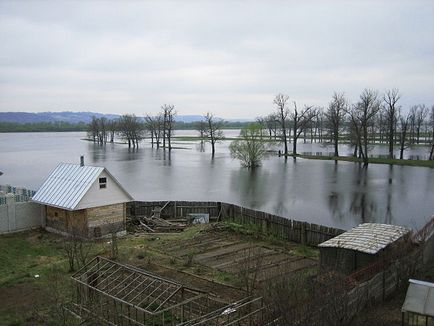 Харчування і режим річок