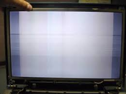 De ce imaginea de pe ecranul laptopului este distorsionată sau dispare