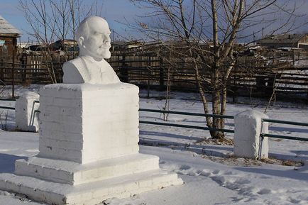 Чому скрізь стоїть Ленін