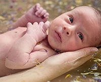 Пітниця у новонароджених як виглядає і як позбутися від висипки на обличчі і шиї