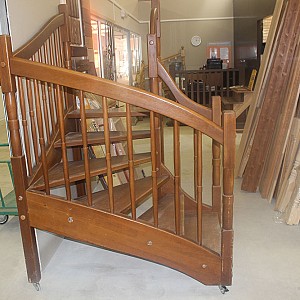 Reguli pentru alegerea materialului și culorii scării din lemn