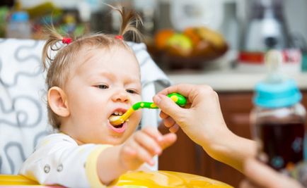 Un copil cu vârsta de 7 luni are 10 idei de produse care pot fi introduse în dietă