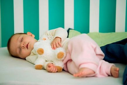 Привчити дитину спати довше, як привчити дитину