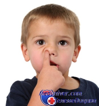 Copilul își ia nasul - spre rușine sau pentru a nu observa obiceiurile proaste ale copiilor