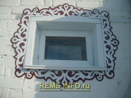 Faragott trim az ablakok a sík lapot csinálnak a kezüket fotók (lemez) Faragott trim az ablakok a sík lapot csinál a kezével fotó