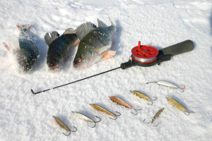 Риболовля по першому льоду на мормишку, блеснение і поплавочная снасть
