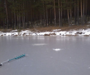 Риболовля по першому льоду на мормишку, блеснение і поплавочная снасть