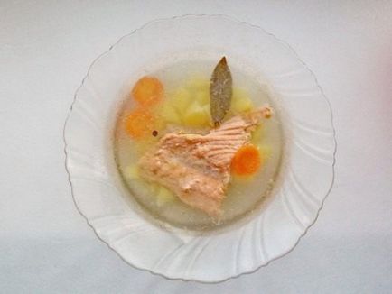 Рибний суп з лосося