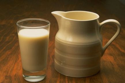 Ryazhenka előnyei és hátrányai a savanyú tej ital (fermentált sült tej) Ryazhenka előnyei és hátrányai az erjesztett tejital