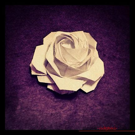Зробити троянду з паперу орігамі або цілий букет за допомогою схеми не важко навіть дитині