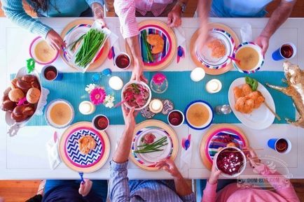 Deservirea ideilor de mese de unică folosință care decorează masa cu mâncăruri de unică folosință
